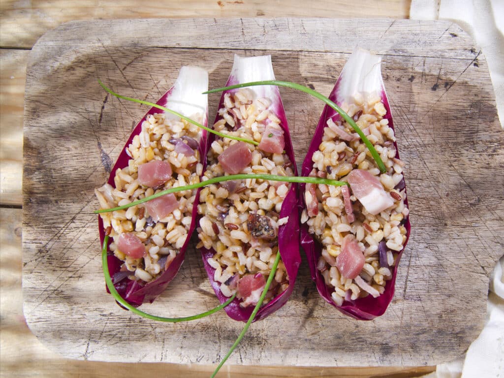 Presentation of brown rice with bacon and red radicchio