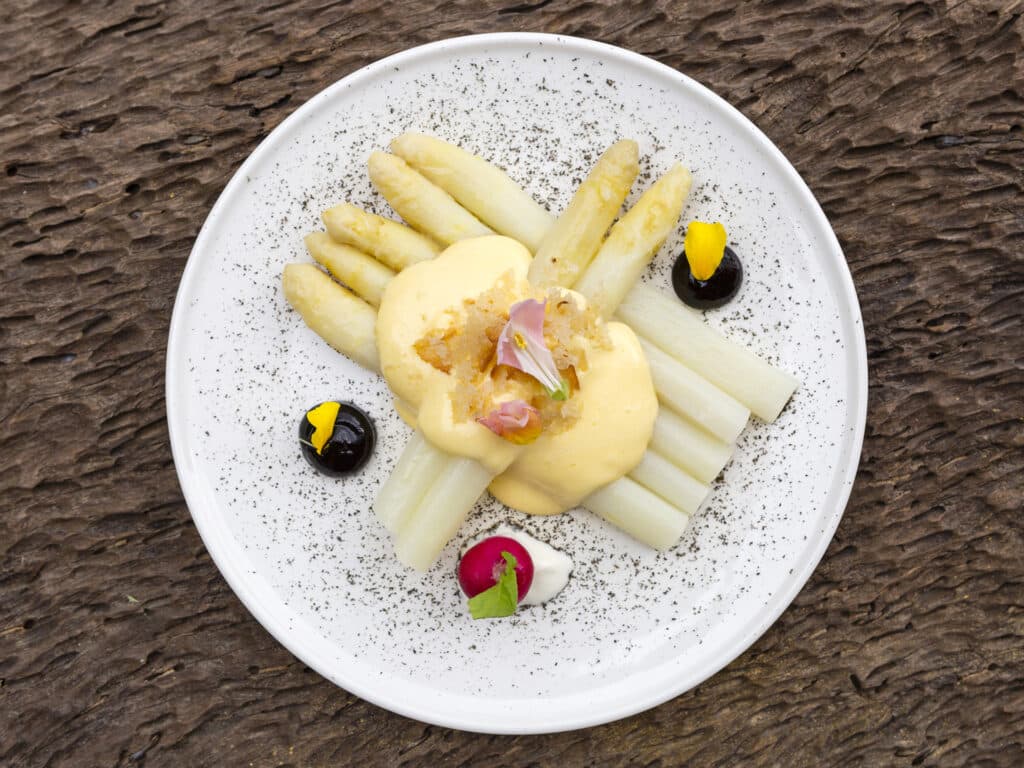 Steamed white asparagus with mousseline sauce.
