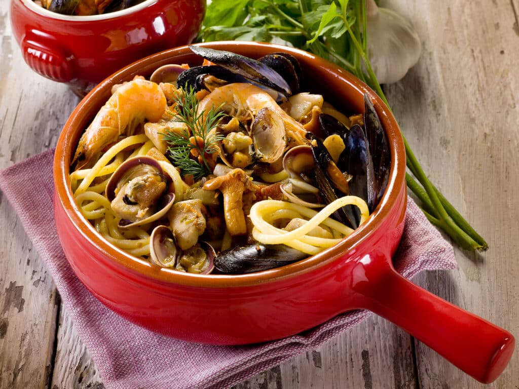 spahetti with seafood and mushrooms- pasta mare e monti
