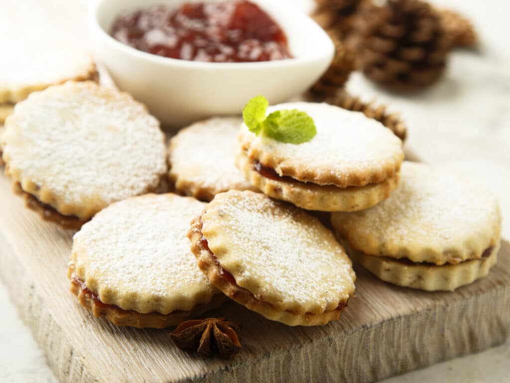 Sandwich cookies with berry marmalade