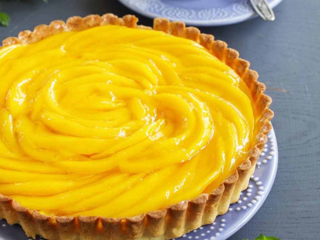 Tart with mango and stuffed with cream cheese.