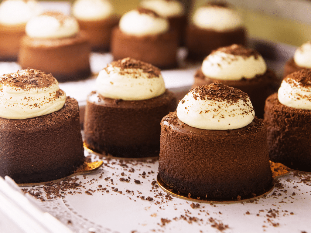 Mini-cheesecake-al-cioccolato-e-spuma-alla-vaniglia