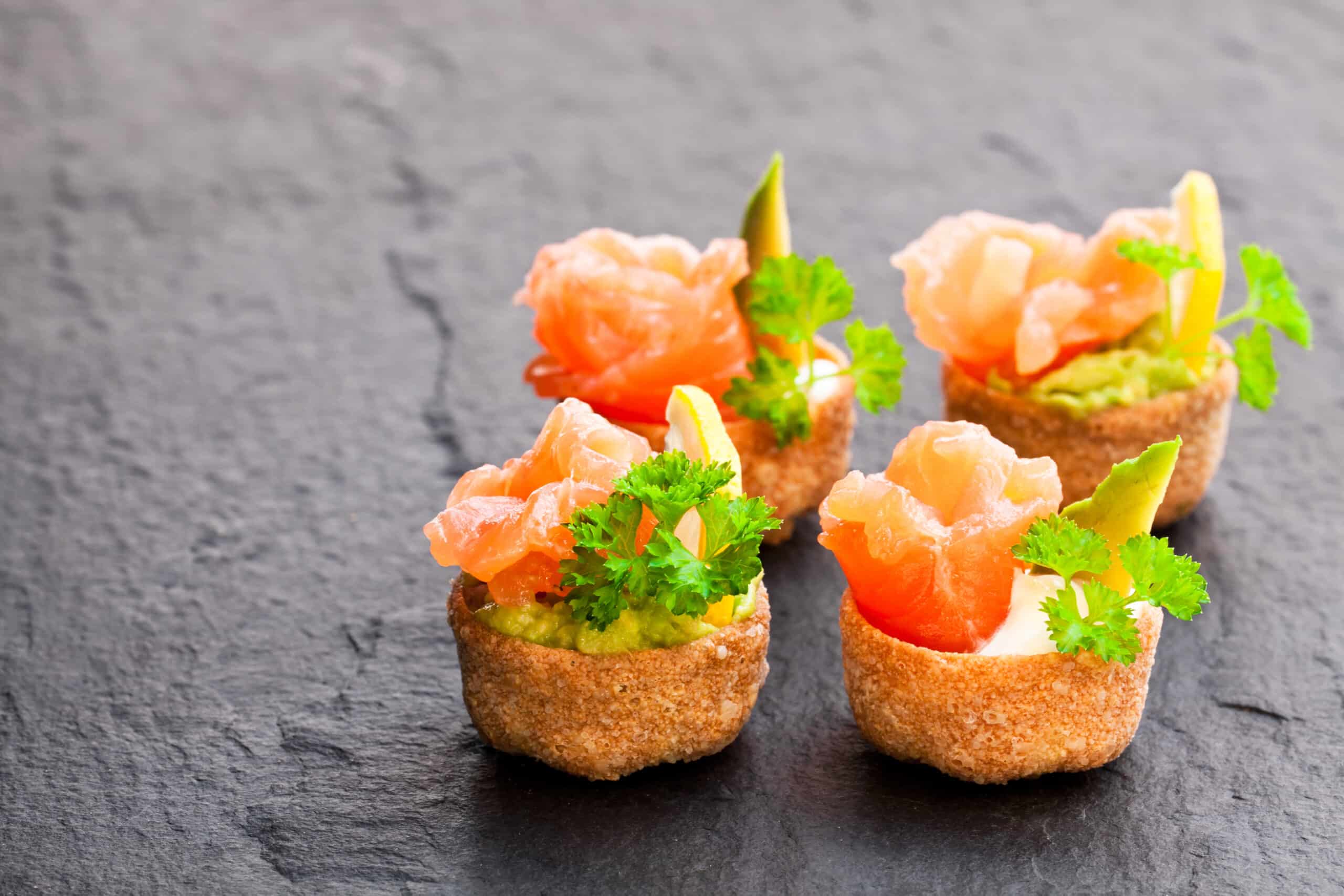 Ricetta Mousse di avocado, salmone, uova di quaglia e salsa acida