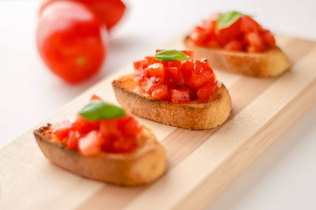 Bruschette al burro alle erbe con pomodorini