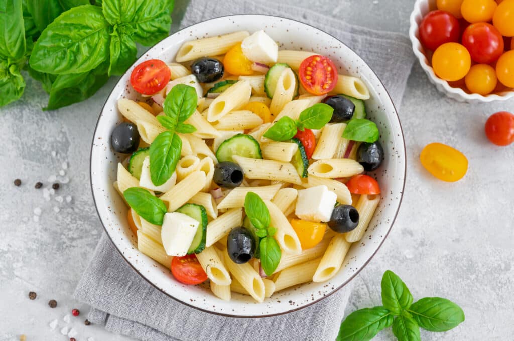 Insalata di Pasta Fredda con Verdure e Mozzarella