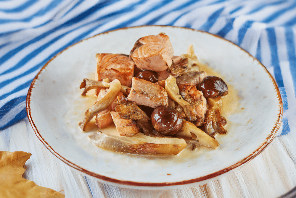 Filetto di Salmone con Castagne e Funghi - iStock-1357815658