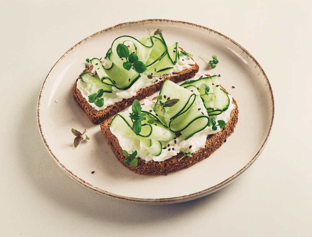Crostini MetàMetà cetriolo e lime-iStock-1405854372