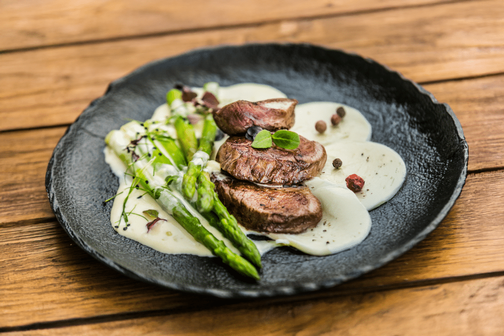 Manzo, Asparagi e Mozzarella - iStock-1211196875