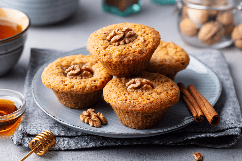 Tortine di castagne imburrate con miele e noci_iStock-1214661258